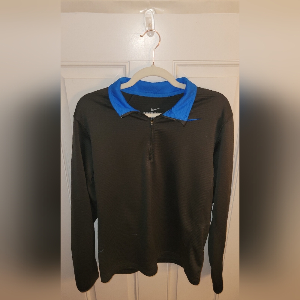 Stylish Nike Therma-Fit Pullover - Dark Gray with Blue Accents